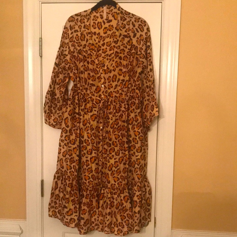 Beautiful flowy leopard dress with pockets!!